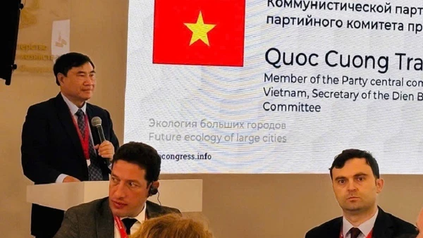 Đồng chí Trần Quốc Cường phát biểu tham luận với chủ đề "Giảm thải carbon và phát triển giao thông thân thiện với môi trường". (Ảnh: KHÁNH HÒA)