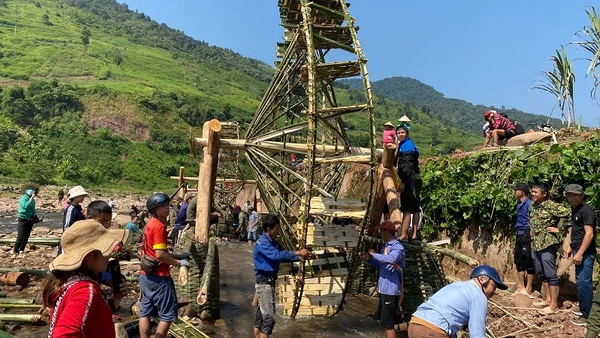 Bà con nhân dân các bản trong xã Chà Nưa góp sức cải tạo cảnh quan giúp bản Nà Sự duy trì mô hình bản du lịch cộng đồng. (Ảnh: BÍCH HẠNH)