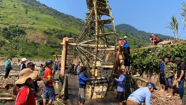 Bà con nhân dân các bản trong xã Chà Nưa góp sức cải tạo cảnh quan giúp bản Nà Sự duy trì mô hình bản du lịch cộng đồng. (Ảnh: BÍCH HẠNH)