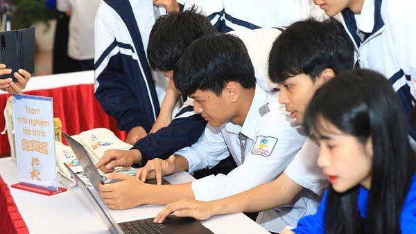 Học sinh tỉnh Điện Biên hào hứng trải nghiệm các công nghệ mới tại gian hàng của các doanh nghiệp viễn thông, công nghệ số.