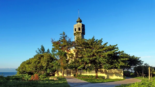 Ngọn hải đăng trên đảo. Ảnh: TIẾN DŨNG 