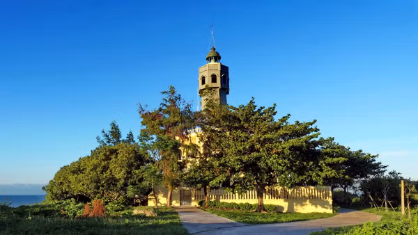 Ngọn hải đăng trên đảo. Ảnh: TIẾN DŨNG 