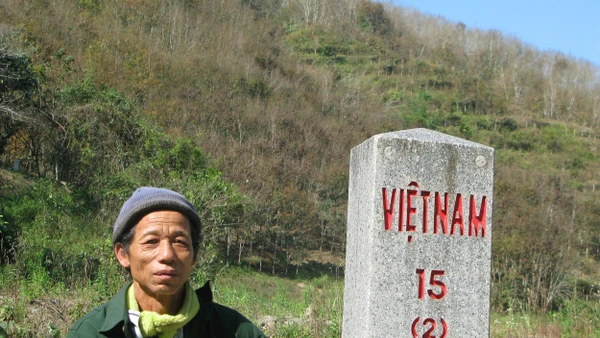 Ông Pờ Xuân Chừ, một người dân Tả Ló San tình nguyện xây lán giữ nương, giữ mốc, giữ đường biên, giữ dòng suối quê nhà... 