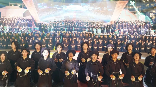 Màn trình diễn múa bát với sự tham gia của 1.000 diễn viên quần chúng trong Tuần Văn hóa-Du lịch Bắc Kạn năm 2024. (Ảnh: THU TRANG)