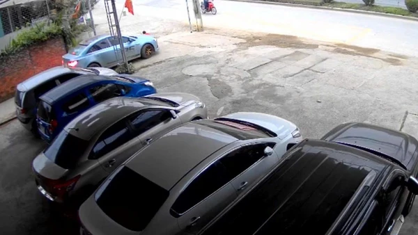 Vị trí vỉa hè xảy ra vụ việc. (Ảnh: NGUYỄN HOÀNG)