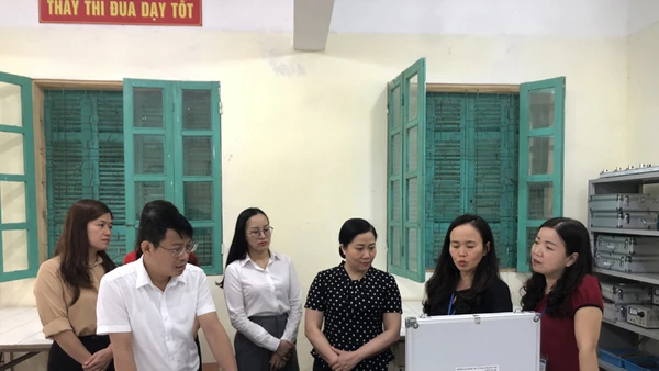 Đoàn giám sát của Hội đồng nhân dân tỉnh Bắc Kạn giám sát việc quản lý trang thiết bị trường học tại thành phố Bắc Kạn. (Ảnh: HUY NHÂN)