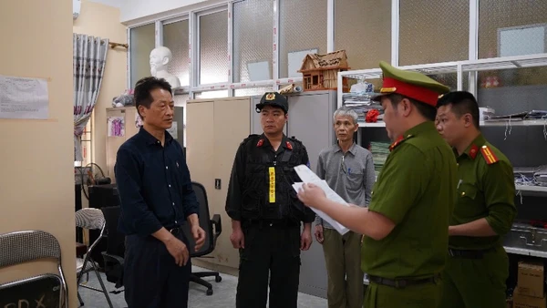 Cơ quan cảnh sát điều tra, Công an tỉnh Bắc Kạn tống đạt lệnh bắt để tạm giam đối với Hồng Sỹ Hưng (ngoài cùng bên trái). (Ảnh: THUỲ DƯƠNG)