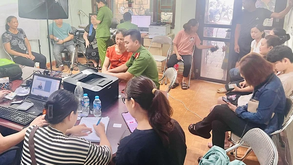 Hỗ trợ điện thoại thông minh giúp người dân tiếp cận các dịch vụ trực tuyến, định danh điện tử. (Trong ảnh: Công an thành phố Bắc Kạn hướng dẫn người dân cài đặt, kích hoạt tài khoản định danh điện tử).