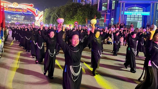 Trình diễn di sản văn hóa phi vật thể cấp quốc gia "Múa bát của người Tày" trên đường phố. (Ảnh: TUẤN SƠN)