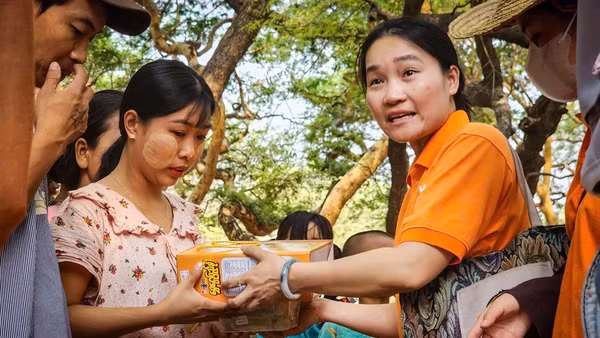 Chị Chu Thị Nguyệt trao quà, tiền hỗ trợ cho các nhà sư và người dân bị ảnh hưởng bởi động đất tại Sagaing - địa phương bị tàn phá nặng nề nhất. (Ảnh: THÀNH ĐẠT)