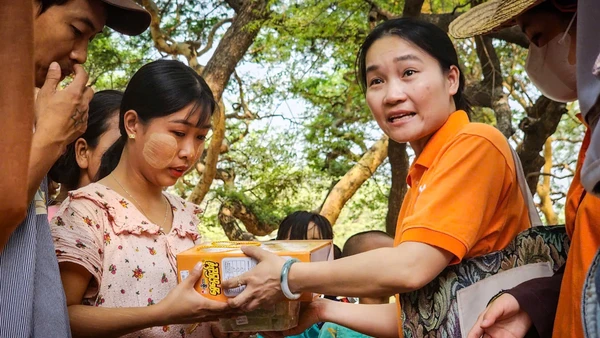 Chị Chu Thị Nguyệt trao quà, tiền hỗ trợ cho các nhà sư và người dân bị ảnh hưởng bởi động đất tại Sagaing - địa phương bị tàn phá nặng nề nhất. (Ảnh: THÀNH ĐẠT)