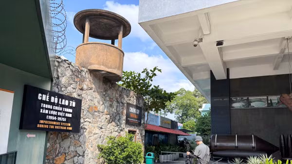 Một thành viên của ê-kíp đang thực hiện ghi hình tại Bảo tàng chứng tích chiến tranh tại Thành phố Hồ Chí Minh.