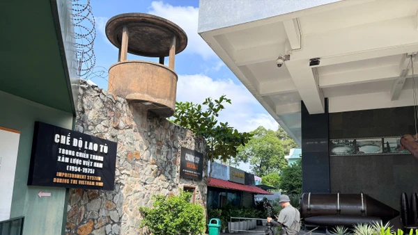 Một thành viên của ê-kíp đang thực hiện ghi hình tại Bảo tàng chứng tích chiến tranh tại Thành phố Hồ Chí Minh.