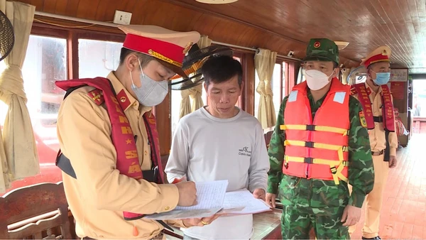 Cảnh sát giao thông đường thủy Công an tỉnh Quảng Ninh phối hợp với các lực lượng chức năng tăng cường kiểm tra các tàu du lịch chở khách tham quan Vịnh Hạ Long.