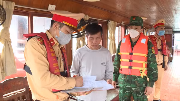 Cảnh sát giao thông đường thủy Công an tỉnh Quảng Ninh phối hợp với các lực lượng chức năng tăng cường kiểm tra các tàu du lịch chở khách tham quan Vịnh Hạ Long.