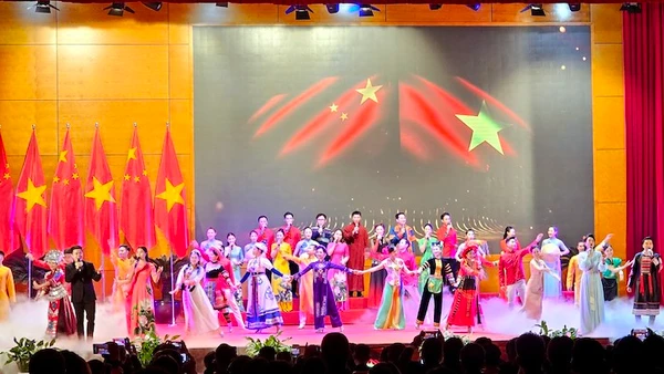 Chương trình nghệ thuật đặc sắc do diễn viên của hai nước biểu diễn tại lễ khai mạc.