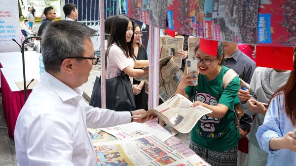 Đồng chí Lê Quốc Minh, Ủy viên Trung ương Đảng, Tổng Biên tập Báo Nhân Dân, Phó Trưởng Ban Tuyên giáo và Dân vận Trung ương, Chủ tịch Hội Nhà báo Việt Nam - trực tiếp tham gia giao lưu và tặng bạn đọc ấn phẩm đặc biệt của báo Nhân Dân nhân kỷ niệm 50 năm Ngày Giải phóng miền nam, thống nhất đất nước.