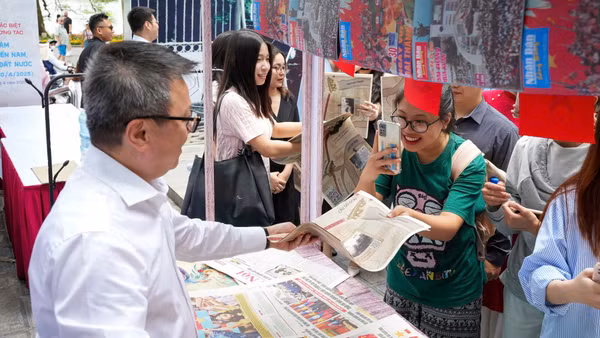Đồng chí Lê Quốc Minh, Ủy viên Trung ương Đảng, Tổng Biên tập Báo Nhân Dân, Phó Trưởng Ban Tuyên giáo và Dân vận Trung ương, Chủ tịch Hội Nhà báo Việt Nam - trực tiếp tham gia giao lưu và tặng bạn đọc ấn phẩm đặc biệt của báo Nhân Dân nhân kỷ niệm 50 năm Ngày Giải phóng miền nam, thống nhất đất nước.