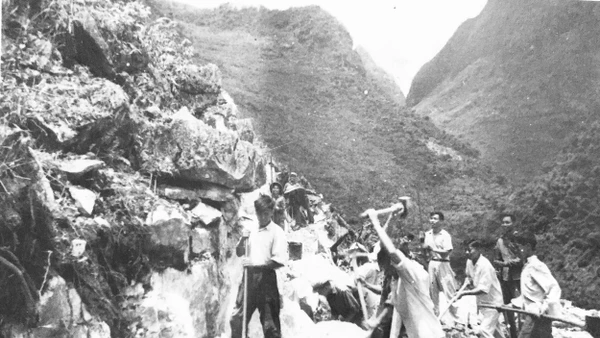Những nhát búa phá đá mở đường, xuyên núi Xéo Sảng Lủng năm ấy. (Ảnh NVCC)