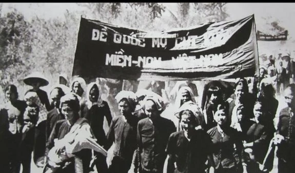 Trong ảnh: Nhân dân miền nam tham gia đấu tranh với Mỹ-ngụy trong Phong trào Đồng khởi. (Ảnh Tư liệu)