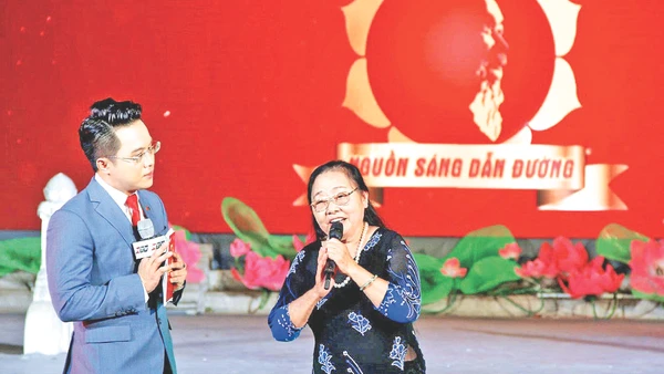 NSƯT Song Thao (bên phải) vẫn giữ mãi ngọn lửa nghệ thuật từ những lần được Bác Hồ động viên, khích lệ.