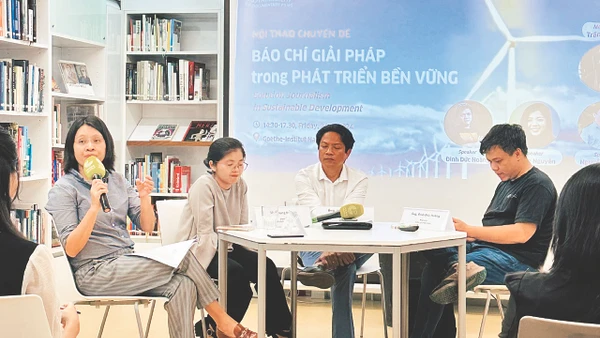 Các chuyên gia trao đổi tại hội thảo chuyên đề Báo chí giải pháp và phát triển bền vững.