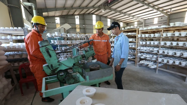 Hướng dẫn sử dụng tiết kiệm điện trong sản xuất gốm sứ. Ảnh: Ngọc Hà