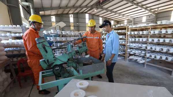 Hướng dẫn sử dụng tiết kiệm điện trong sản xuất gốm sứ. Ảnh: Ngọc Hà