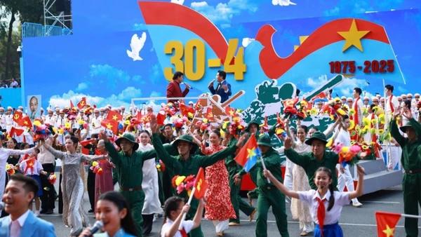 Chương trình nghệ thuật “Rạng rỡ non sông Việt Nam” tại Lễ kỷ niệm 50 năm Giải phóng miền nam . Ảnh: TTXVN