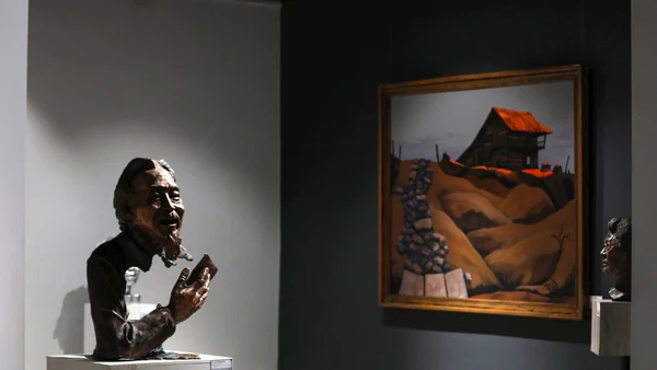 Bức điêu khắc chân dung nhà thơ Phùng Quán, trong triên lãm "Nghịch đất". Ảnh: TRƯƠNG TRÀ