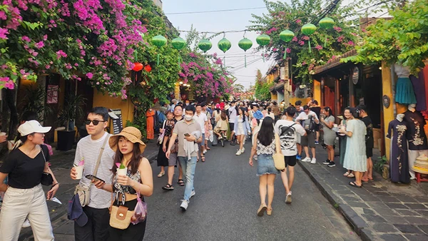 Hội An là điểm đến ghi nhận đông đảo lượng khách tham quan, trải nghiệm trong kỳ nghỉ lễ 30/4 và 1/5.
