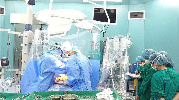 Kíp phẫu thuật thực hiện thay van tim cho bệnh nhân Nguyễn Thị Hùng.