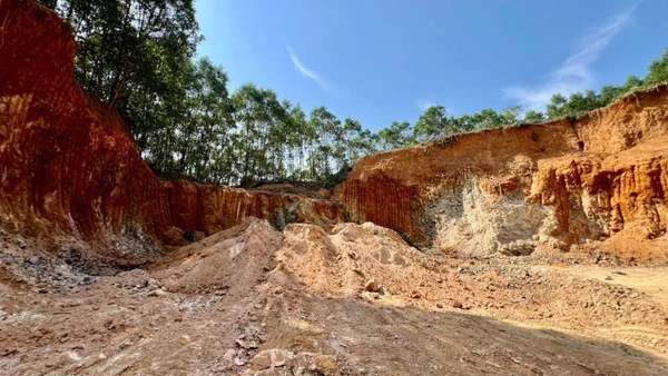 Khu vực khai thác đất, đá trái phép ở giáp ranh giữa địa phận thị trấn Phú Thịnh, huyện Phú Ninh và xã Tiên Phong, huyện Tiên Phước (tỉnh Quảng Nam).