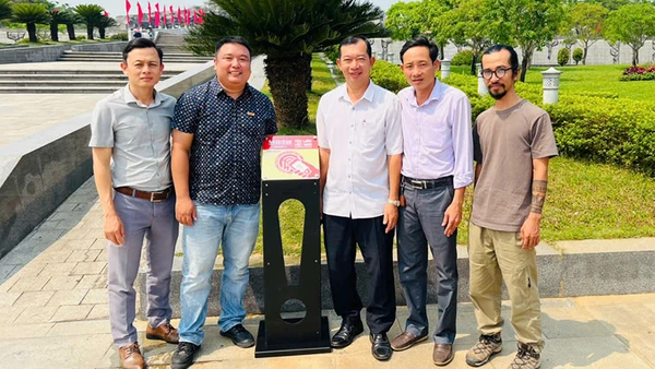 Lắp đặt bảng gắn chip NFC (công nghệ kết nối không dây) thành công tại Quần thể Tượng đài Mẹ Việt Nam anh hùng.