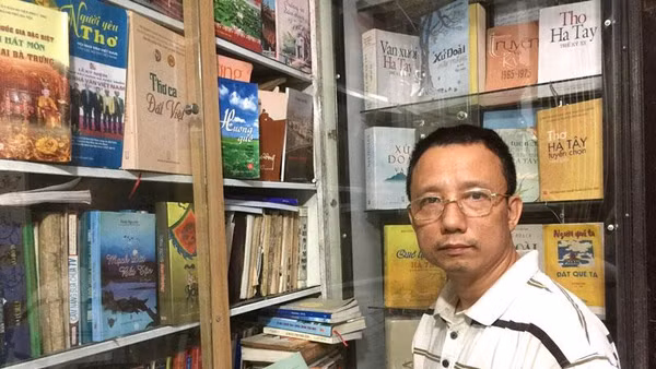 Anh Nguyễn Mạnh Hùng bên "kho sách" về văn hóa, văn học xứ Đoài.