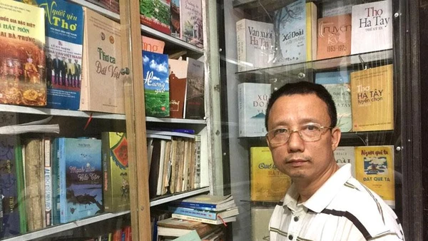 Anh Nguyễn Mạnh Hùng bên "kho sách" về văn hóa, văn học xứ Đoài.
