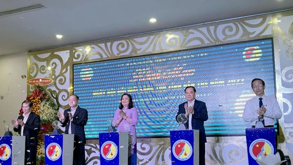 Các đại biểu ấn nút khai mạc Ngày hội đổi mới sáng tạo tỉnh Bến Tre năm 2022.