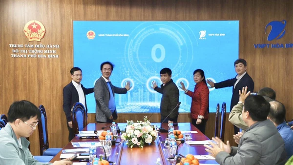 Lãnh đạo các sở, ngành, thành phố và VNPT Hòa Bình ấn nút khai trương Trung tâm điều hành đô thị thông minh.