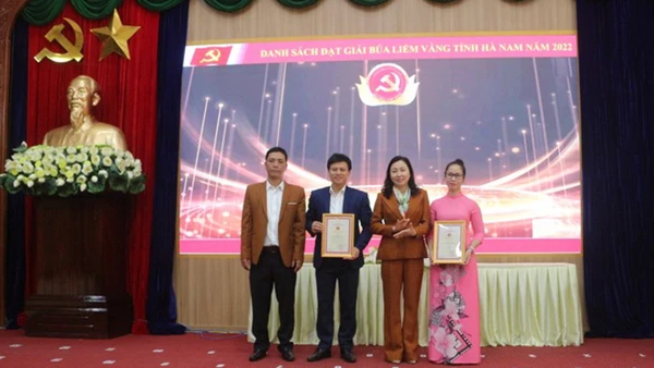 Trao thưởng cho tác giả, nhóm tác giả có tác phẩm đạt giải A.