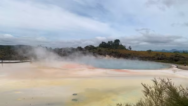 Hồ đổi mầu trong công viên địa nhiệt Wai-O-Tapu.