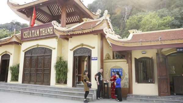 Du khách thích thú trải nghiệm trạm tương tác thông minh của dự án "Yêu lắm Việt Nam" tại Lạng Sơn.