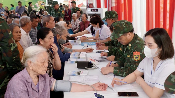 Hoạt động khám chữa bệnh, cấp thuốc miễn phí của quân y hai nước Việt Nam-Trung Quốc.