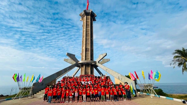 Đoàn thực hiện nghi lễ chào cờ tại đảo Cồn Cỏ. Nguồn: ĐI ĐỂ HIỂU