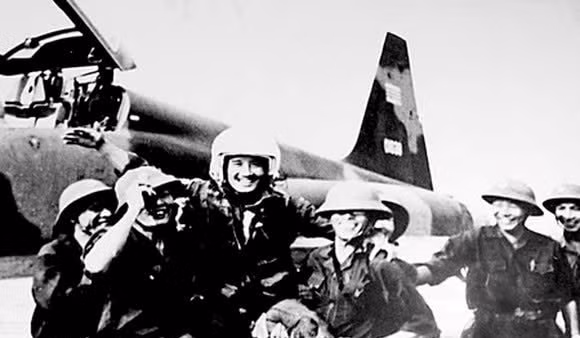 Sau khi ném bom dinh Độc Lập, phi công Nguyễn Thành Trung đã lái máy bay F5E hạ cánh an toàn xuống sân bay Phước Long. Ảnh tư liệu