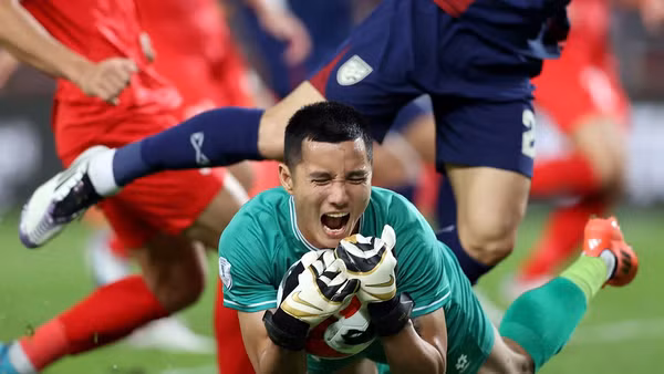 Đình Triệu trong một pha cứu thua xuất sắc. 