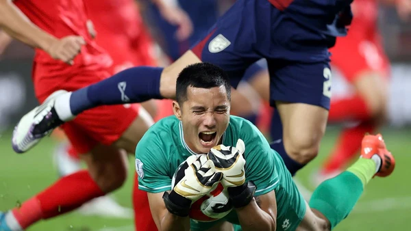 Đình Triệu trong một pha cứu thua xuất sắc. 