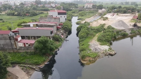 Sông Cầu đoạn chảy qua Bắc Ninh phải tiếp nhận nhiều nguồn nước thải chưa được xử lý từ các làng nghề. Ảnh: VĂN CHƯƠNG 