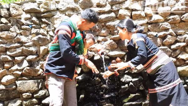 Một gia đình người Ê Đê ở buôn Kli A, phường Đạt Hiếu, thị xã Buôn Hồ lấy nước ở bến nước về sinh hoạt.