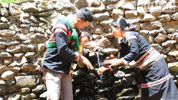 Một gia đình người Ê Đê ở buôn Kli A, phường Đạt Hiếu, thị xã Buôn Hồ lấy nước ở bến nước về sinh hoạt.