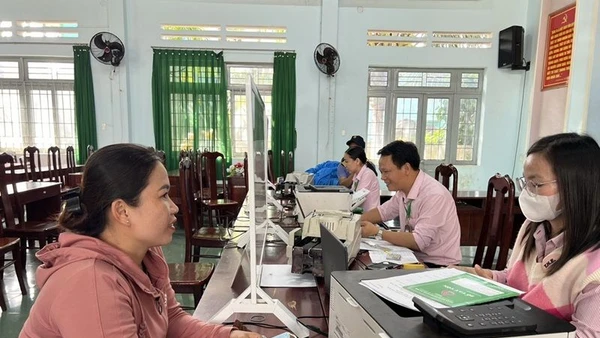 Ngân hàng chính sách xã hội huyện Cư M’gar đưa nguồn vốn ưu đãi đến tận cơ sở để giải ngân, giúp người dân tiếp cận nguồn vốn ưu đãi dễ dàng, thuận lợi.